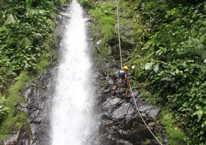 Turista subiendo montaña en volcal arenal