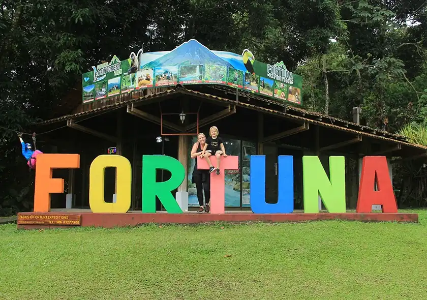 Turistas en las letras del volcal arenal la fortuna