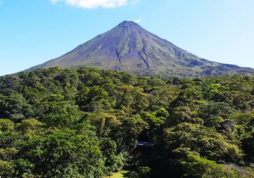 Volcan arenal en dia soleado